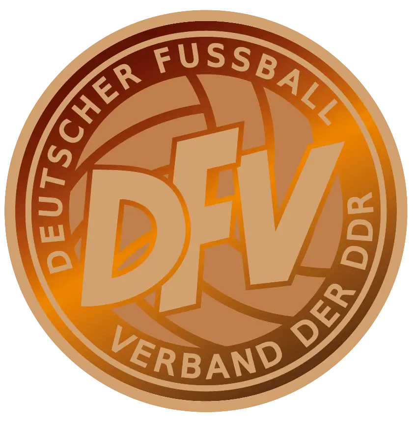 Rückseite der Kupfermedaille mit dem Emblem des Deutschen Fußball-Verbandes der DDR: die Buchstaben DFV über einem Ball, umlaufend „Deutscher Fußball-Verband der DDR“